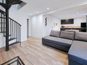 ein Wohnzimmer mit Sofa und eine Küche in der Unterkunft Vert Bocage Briard - Freedomus Marne-la-Vallée in Esbly