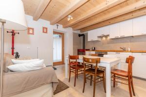 una cucina e una sala da pranzo con tavolo e sedie di Ciasa al Caselo a Falcade