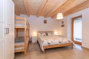 una camera con un letto a castello e una scala di Ciasa al Caselo a Falcade