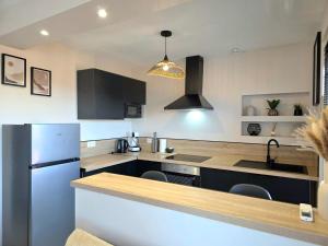 een keuken met een koelkast en een aanrechtblad bij Appartement moderne, Centre Perpignan in Perpignan