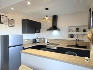 een keuken met een koelkast en een aanrechtblad bij Appartement moderne, Centre Perpignan in Perpignan +9 foto's