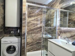 een badkamer met een wasmachine en een wastafel bij Appartement moderne, Centre Perpignan in Perpignan