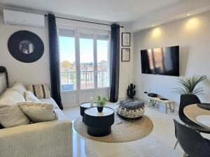 een woonkamer met een bank en een tafel bij Appartement moderne, Centre Perpignan in Perpignan
