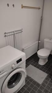 un bagno con lavatrice e WC di Hotel 24 - Apartments a Kemi Altre 12 foto