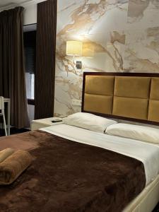 1 dormitorio con 1 cama grande y una gran pintura en la pared en Boutique Princesa, en Marbella