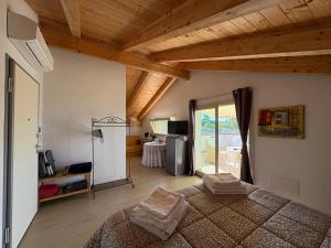 ein Schlafzimmer mit großem Bett und Holzdecken in der Unterkunft Villa Marianna in Alghero + 85 Fotos