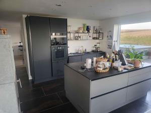 Køkken eller tekøkken på New Holiday Home With Sea View And Spa
