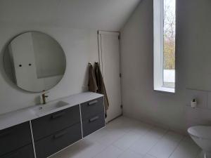 Et badeværelse på New Holiday Home With Sea View And Spa + 25 billeder