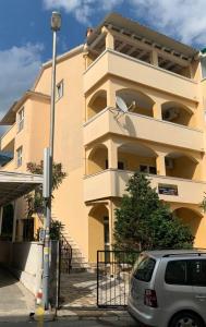 een gebouw met een auto ervoor geparkeerd bij Villa Nova in Budva
