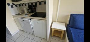 una piccola cucina con lavandino e lavastoviglie di Maisonnette duplex 4 pers proche mer et golf a Talmont