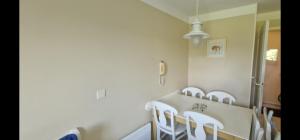 un bagno con due lavandini e sedie bianche di Maisonnette duplex 4 pers proche mer et golf a Talmont