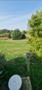 un tavolo bianco in mezzo a un campo di Maisonnette duplex 4 pers proche mer et golf a Talmont