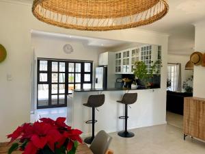 een keuken met een aanrecht en krukken in een kamer bij Kommetjie Mountain Oasis in Kommetjie