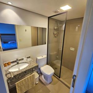 um banheiro com vaso sanitário, pia e chuveiro em Dpto a 12 minutos del Eje Corporativo em Luque