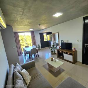 uma sala de estar com um sofá e uma mesa em Dpto a 12 minutos del Eje Corporativo em Luque