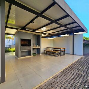 um pátio com toldo, uma mesa e bancos em Dpto a 12 minutos del Eje Corporativo em Luque