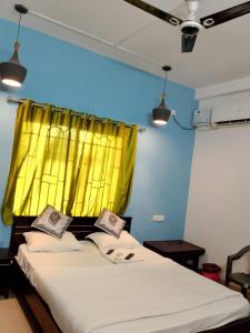 En eller flere senge i et værelse på Mohapatra Guest House