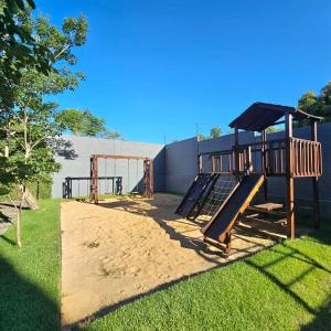 um playground com escorregador na grama em Dpto a 12 minutos del Eje Corporativo em Luque