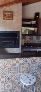 een keuken met een tafel en een tegelvloer bij Casa in Bonito