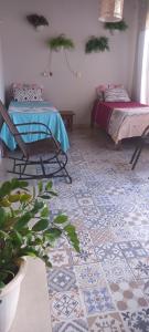 een kamer met een tegelvloer, een bed en een tafel bij Casa in Bonito