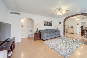 Et opholdsområde på Payson Home with Yard and Deck Pets Welcome!