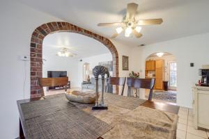 Et tv og/eller underholdning på Payson Home with Yard and Deck Pets Welcome!