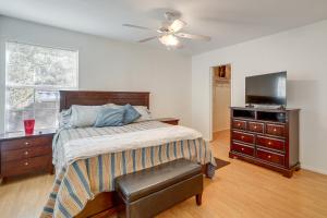 En eller flere senge i et værelse på Payson Home with Yard and Deck Pets Welcome!