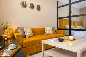 Χώρος καθιστικού στο Experience Comfort in a Modern Apartment