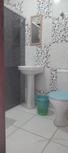 un baño con lavabo e inodoro en Residencial Lage Suíte 05-A (Casal+01Beliche), en Porto Seguro