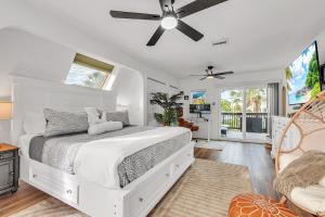 a bedroom with a bed and a ceiling fan at La Barra #101.5 in St. Pete Beach