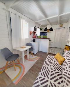 a living room with a table and a kitchen at Appartement Oslo in Sainte-Anne +5 photos