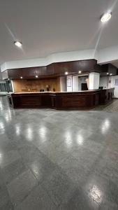 una stanza vuota con una grande stanza con un grande piano di Hotel Araucano a Mar de Ajó