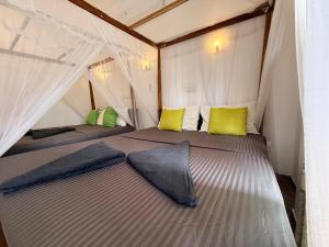 En eller flere senge i et værelse på Pearl Deluna Resort Mirissa