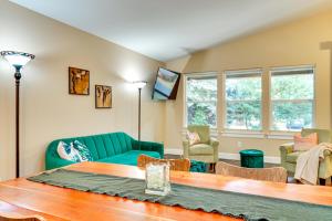 een woonkamer met een groene bank en stoelen bij Puget Sound Single-Level Gem with Outdoor Fun! in Frederickson