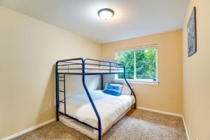 een slaapkamer met een stapelbed en een raam bij Puget Sound Single-Level Gem with Outdoor Fun! in Frederickson