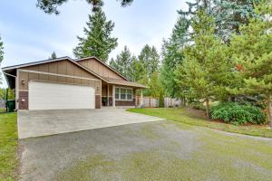 een huis met een garage en een oprit bij Puget Sound Single-Level Gem with Outdoor Fun! in Frederickson