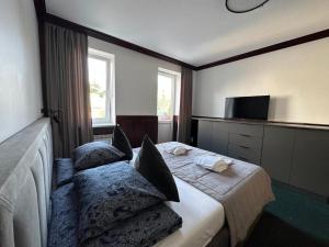 En eller flere senge i et værelse på Plytu Apartment