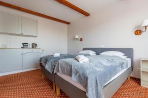 En eller flere senge i et værelse på Plytu Apartment