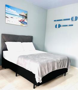 ein Schlafzimmer mit einem großen Bett und einem Sonnenschirm in der Unterkunft Studios Próx. à Praia de São Miguel | 4,9 km Beto Carrero in Gravata