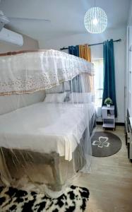 VipingoFuraha Homes的一间卧室，里面有一张带帷幔的床