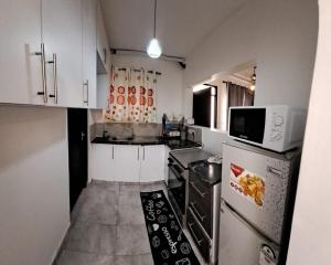 VipingoFuraha Homes的配有冰箱和微波炉的小厨房