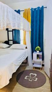 VipingoFuraha Homes的一间卧室配有一张床,上面有奥林匹克运动会