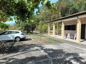 ein weißes Auto, das neben einem Gebäude geparkt ist in der Unterkunft Quinta do Olival - Douro Valley in Sande
