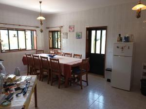 eine Küche mit Tisch und Stühlen und einem Kühlschrank in der Unterkunft Quinta do Olival - Douro Valley in Sande