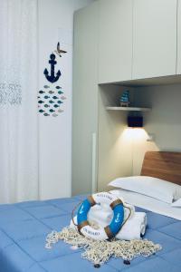 een kamer met een bed met een reddingsboei erop bij B&B le Pontine in Gaeta