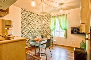 Kuchyň nebo kuchyňský kout v ubytování La Bonbonnière verte