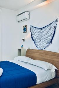 een slaapkamer met een bed met een net aan de muur bij B&B le Pontine in Gaeta