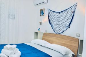 een slaapkamer met een bed met handdoeken erop bij B&B le Pontine in Gaeta