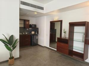 eine Küche mit Holzschränken und einer Topfpflanze in der Unterkunft Urban Opulence in Bangalore + 38 Fotos