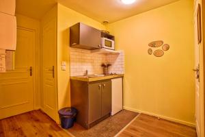 Kuchyň nebo kuchyňský kout v ubytování la bonbonnière Jaune